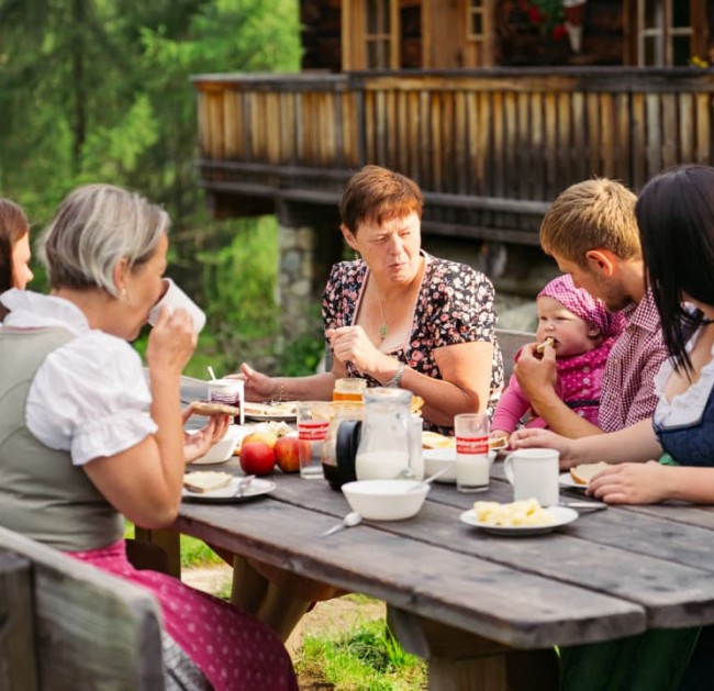 Jausnen mit der Familien und mit Freunden